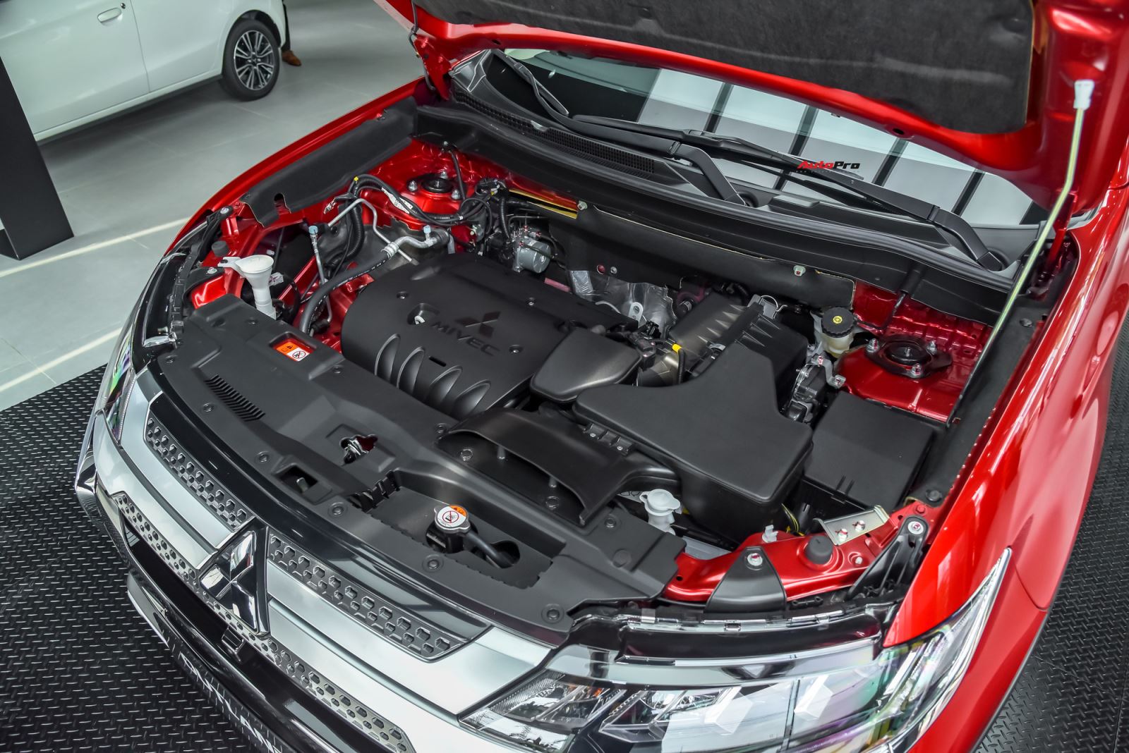 Mitsubishi Outlander: 15 điểm mới, giá gần như không đổi và cơ hội bám đuổi Honda CR-V, Mazda CX-5 11
