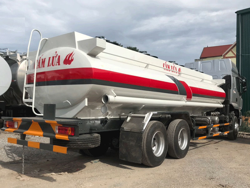 Bồn chở xăng dầu 17 khối gắn trên xát xi xe 3 chân Chenglong H5