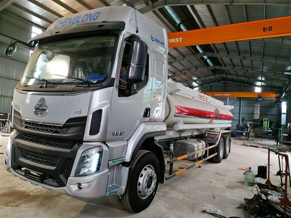 Xe cơ sở Chenglong 3 chân 2 cầu thật nhập khẩu